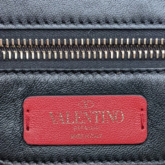 Valentino Garavani Very V Ruffle Rockstud Bag - Picture 10 of 16